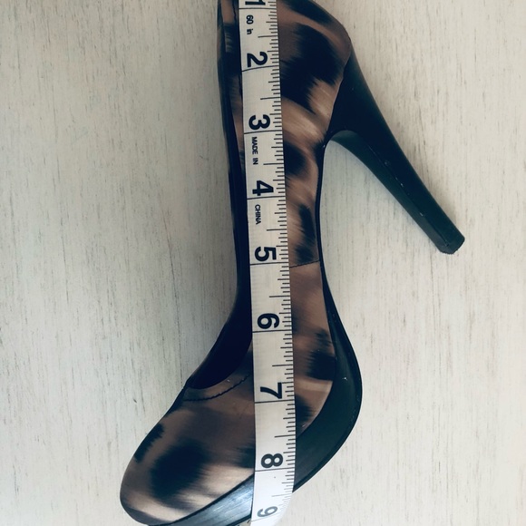 Animal Print Calvin Klein Pumps size 6M. Very good condition. - Picture 4 of 5